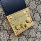SWORD LUXURY Gucci Padlock omuz çantası için altın tonlu metal kilit detayı ve lacivert deri kayış.