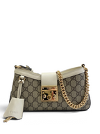 SWORD LUXURY Gucci Padlock mini omuz çantası, GG Supreme kanvas, beyaz deri detaylar ve altın zincir askı ile.