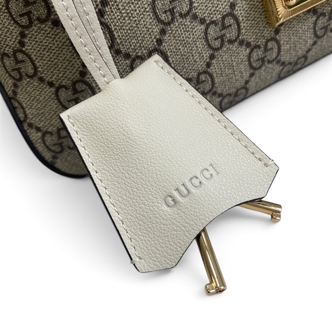 SWORD LUXURY Gucci Padlock mini çanta için beyaz deri anahtarlık kılıfı ve altın tonlu anahtar detayı