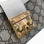 SWORD LUXURY Gucci Padlock mini çanta üzerinde altın tonlu metal kilit detayı ve beyaz deri kayış