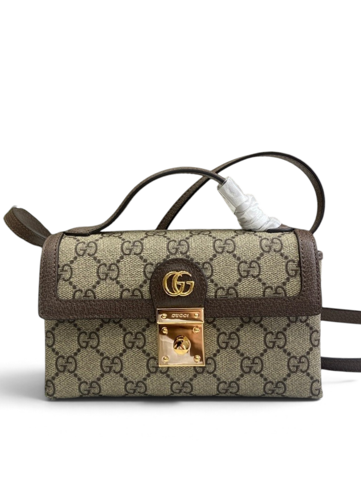 SWORD LUXURY Gucci Padlock mini crossbody çanta, bej GG Supreme kanvas, kahverengi deri detaylar ve altın kilitli.