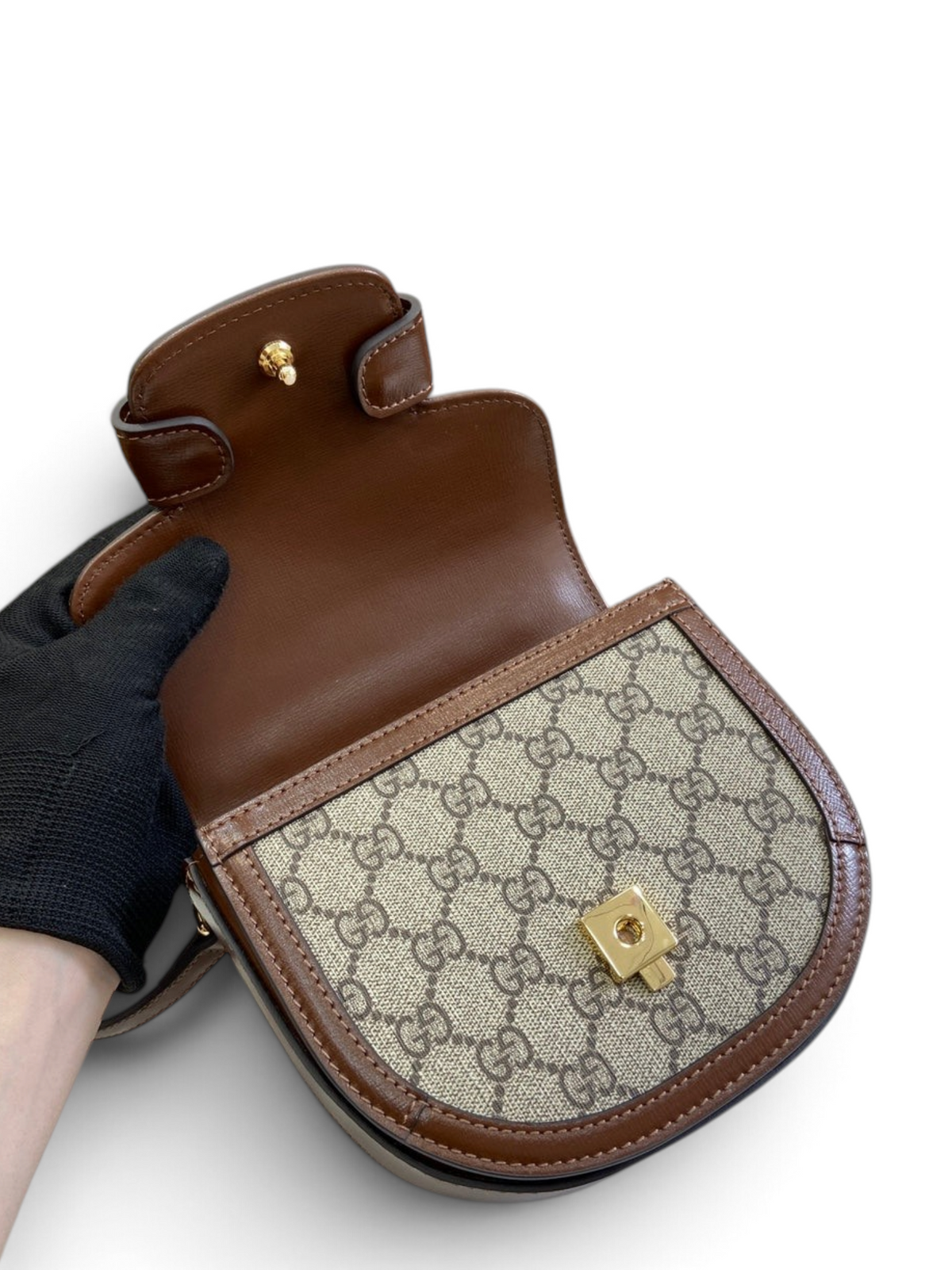 SWORD LUXURY Horsebit 1955 mini çanta, ikonik GG desenli kanvas ve kahverengi deri detaylı, altın tonlu donanımlı.