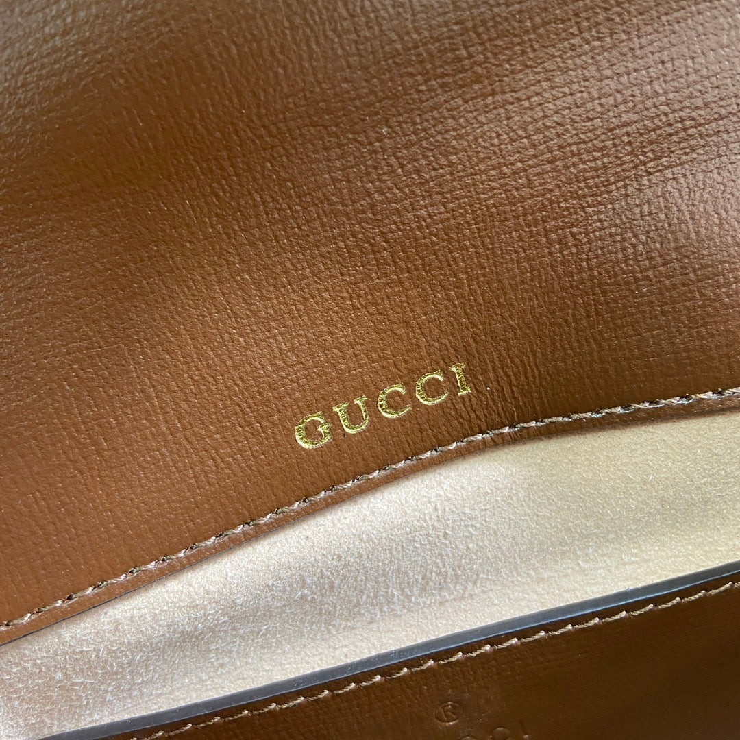 SWORD LUXURY Horsebit 1955 mini çanta iç kısmında altın rengi Gucci logosu ve pürüzsüz kahverengi deri detaylar