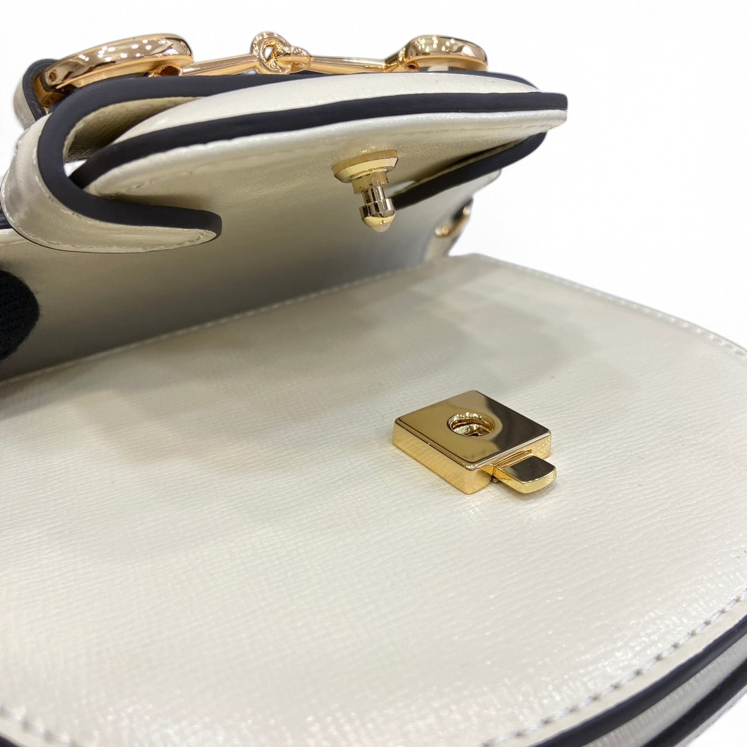SWORD LUXURY Horsebit 1955 mini çanta, altın tonlu donanım ve manyetik kapak detaylı beyaz deri tasarım