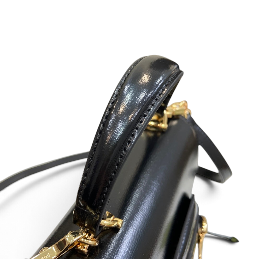 SWORD LUXURY Horsebit 1955 mini çanta, siyah deri detaylı üst sap ve altın tonlu metal aksamlar