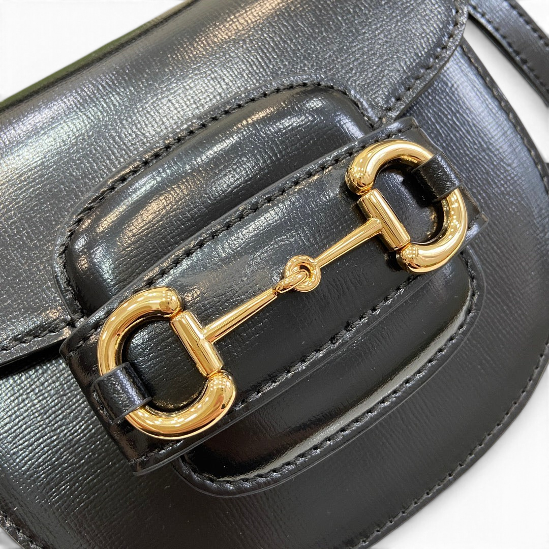 SWORD LUXURY Horsebit 1955 mini çanta, siyah deri, ön kısımda altın rengi metal detaylı ikonik at gemi tokası.