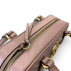 SWORD LUXURY pembe matelassé deri Marmont mini çanta, altın tonlu fermuar ve ikonik Double G logo detaylı üstten görünüm
