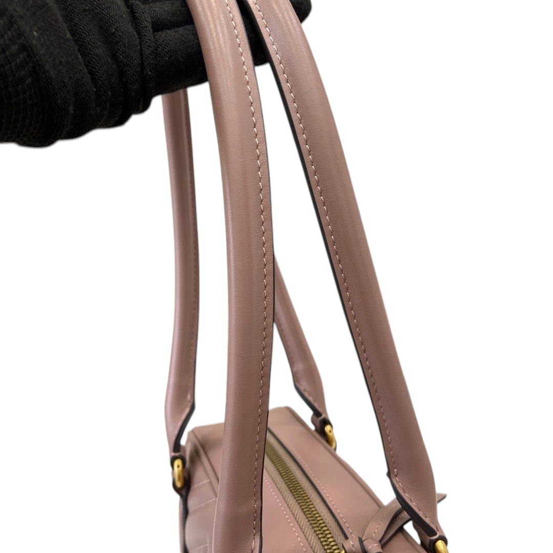 SWORD LUXURY Marmont mini çanta, pembe matelassé deri detaylı uzun sapları ve altın tonlu fermuarı ile.