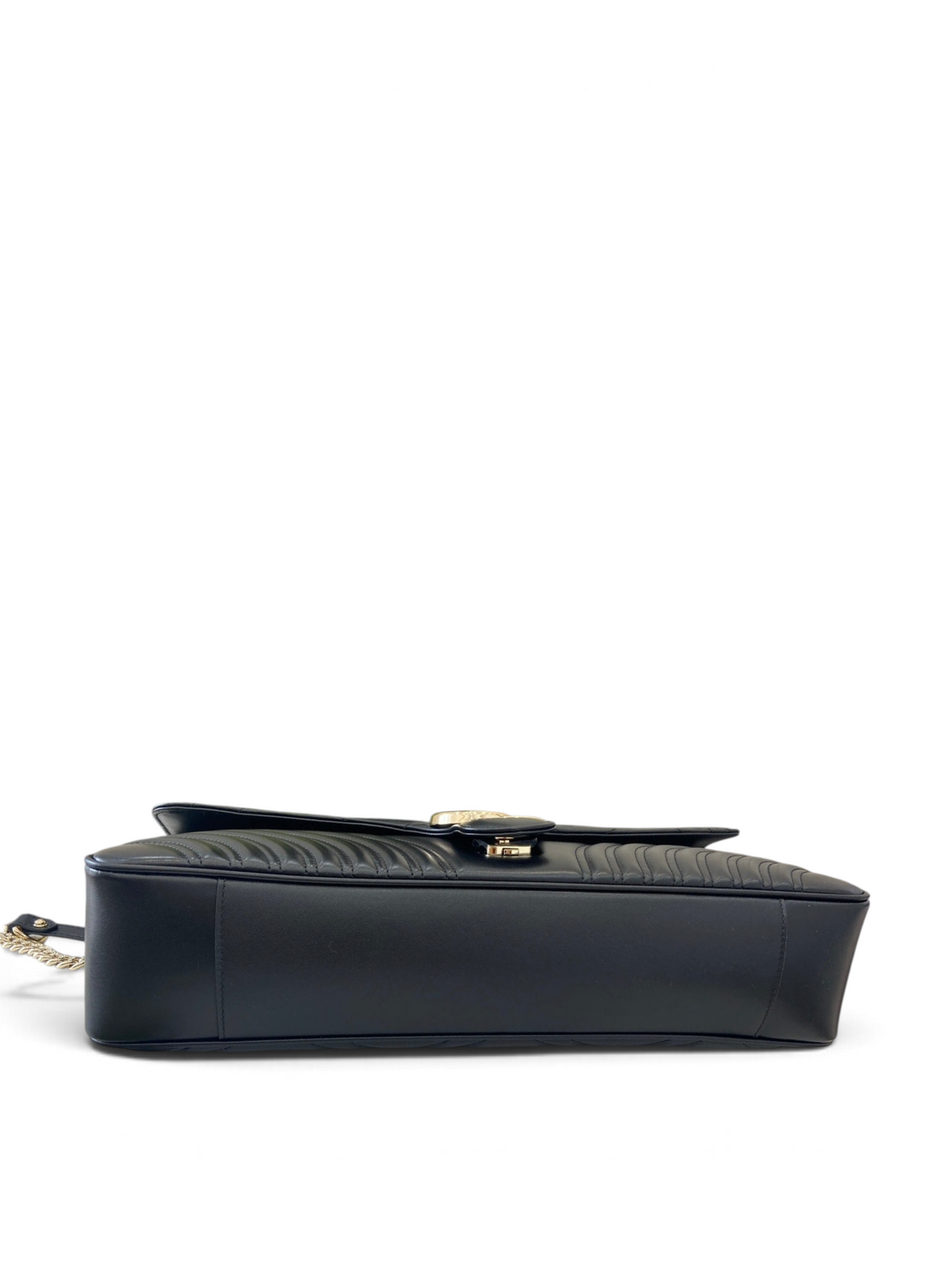 SWORD LUXURY Marmont Large Flap Bag, siyah matelassé deri, altın zincir detaylı ve ikonik Double G logolu tasarım.