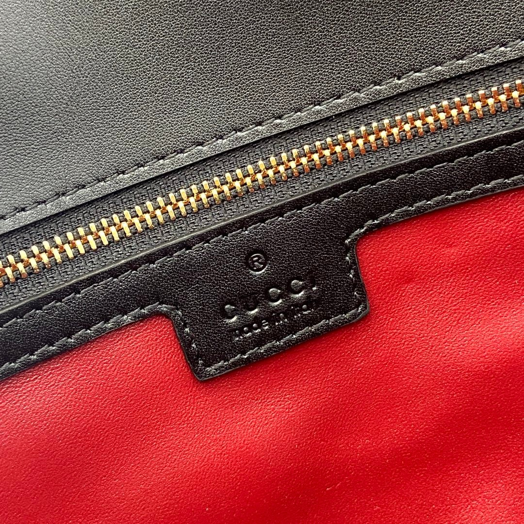 SWORD LUXURY Marmont çanta iç kısmında altın tonlu fermuar detayı ve deri logo etiketi