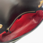 SWORD LUXURY Marmont büyük boy çanta, kırmızı deri astarlı iç kısım, altın fermuar ve zincir detaylı.