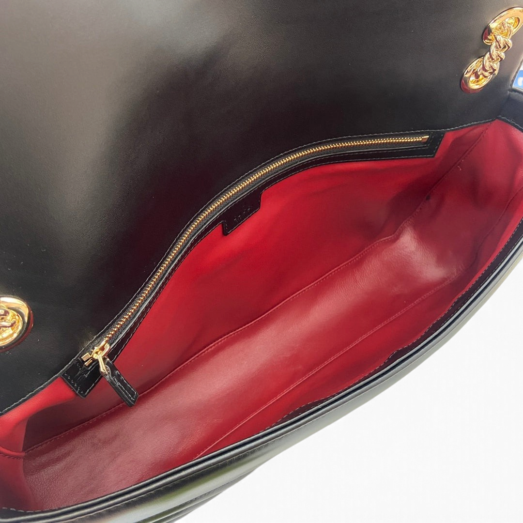 SWORD LUXURY Marmont büyük boy çanta, kırmızı deri astarlı iç kısım, altın fermuar ve zincir detaylı.