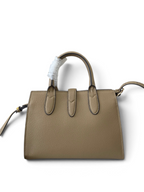 SWORD LUXURY Jackie mini tote çanta, bej dokulu vegan deri, altın tonlu donanım ve çıkarılabilir omuz askısı ile.