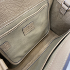 SWORD LUXURY Jackie mini tote çanta içi, bej dokulu vegan deri ve iç bölme detayları ile.