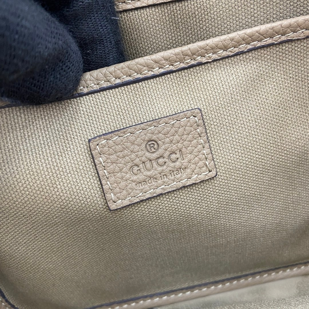 SWORD LUXURY Jackie Mini Tote çanta iç kısmında yer alan Gucci marka etiketi ve dokulu vegan deri detayları