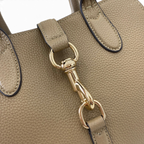 SWORD LUXURY Jackie Mini Tote, bej renkli dokulu vegan deri çanta, altın tonlu metal toka detaylı.