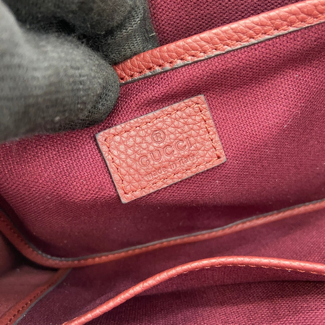 SWORD LUXURY Jackie Mini Tote çanta içi detay görünümü, bordo renkli dokulu deri iç etiket ve kumaş astar.