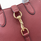 SWORD LUXURY Jackie mini tote çanta, dokulu vegan deri yüzey ve altın tonlu metal toka detayı ile yakından görünüm.