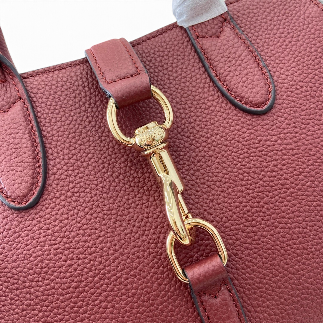 SWORD LUXURY Jackie mini tote çanta, dokulu vegan deri yüzey ve altın tonlu metal toka detayı ile yakından görünüm.
