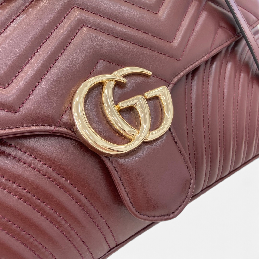 SWORD LUXURY Marmont büyük boy bordo matelassé deri çanta, altın rengi Double G logo ve kapitone detaylı.