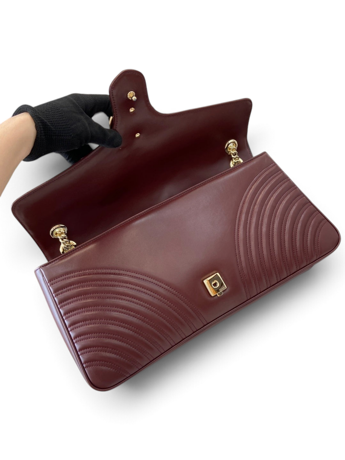SWORD LUXURY Marmont Large Flap Bag, bordo matelassé deri, altın zincir askı ve ikonik Double G logo detaylı.