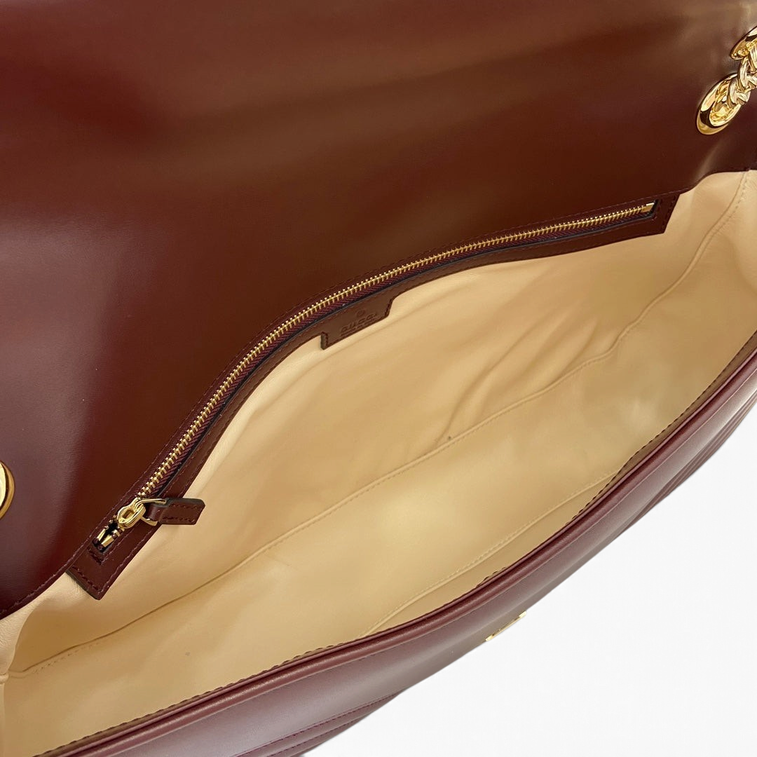 SWORD LUXURY Marmont büyük boy çanta, fermuarlı iç cepli ve krem rengi astarlı bordo deri iç tasarım.