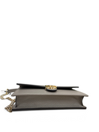 SWORD LUXURY Blondie mini çanta, altın GG logolu gri dokulu deri, zincir askılı ve şık tasarımlı yan görünüm.
