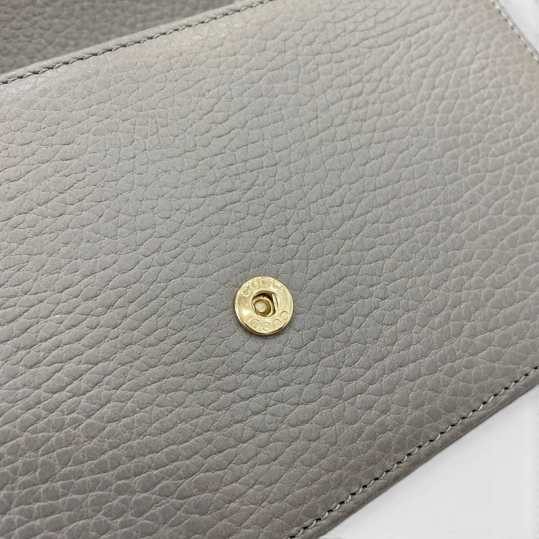 SWORD LUXURY Blondie mini çanta, gri dokulu deri detaylı ve altın renkli metal çıtçıtlı tasarım.