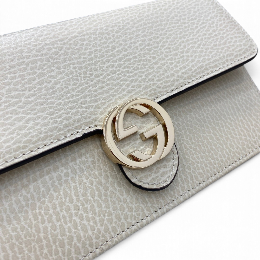 SWORD LUXURY Blondie mini çanta, altın renkli GG logolu, dokulu beyaz deri detaylı şık ve kompakt tasarım.