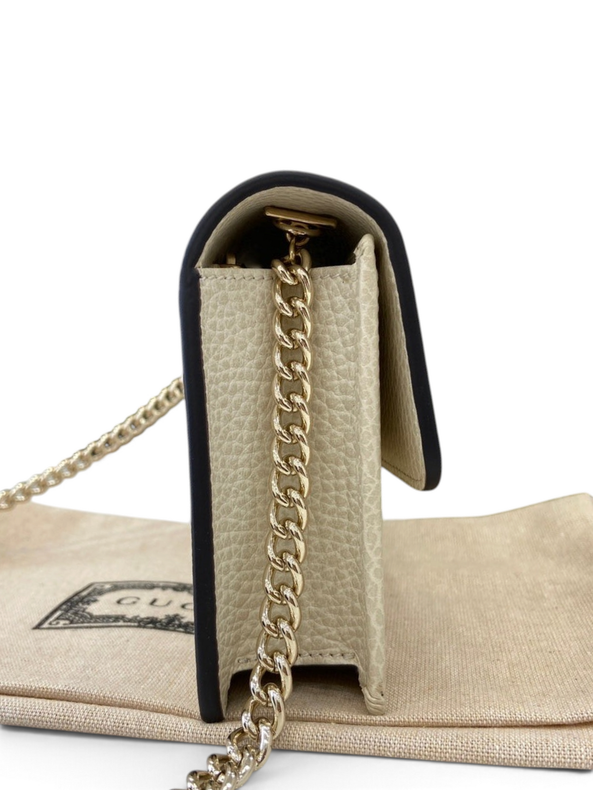 SWORD LUXURY Blondie Mini Bag, krem rengi dokulu deri, altın zincir askı ve yan profil görünümü.