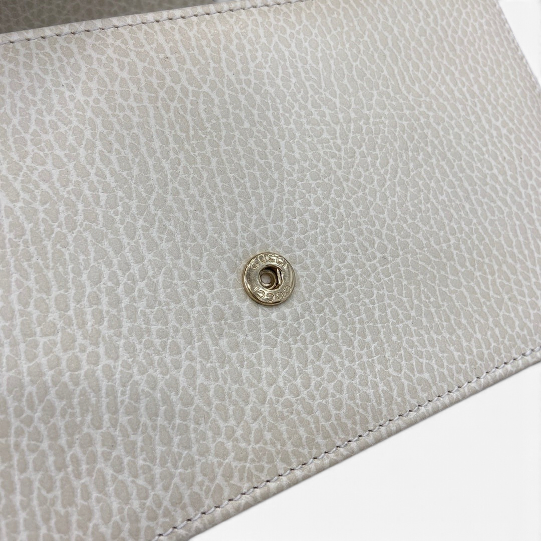 SWORD LUXURY Blondie Mini Bag, krem rengi dokulu deri detaylı ve altın tonlu metal çıtçıtlı kapama mekanizması.