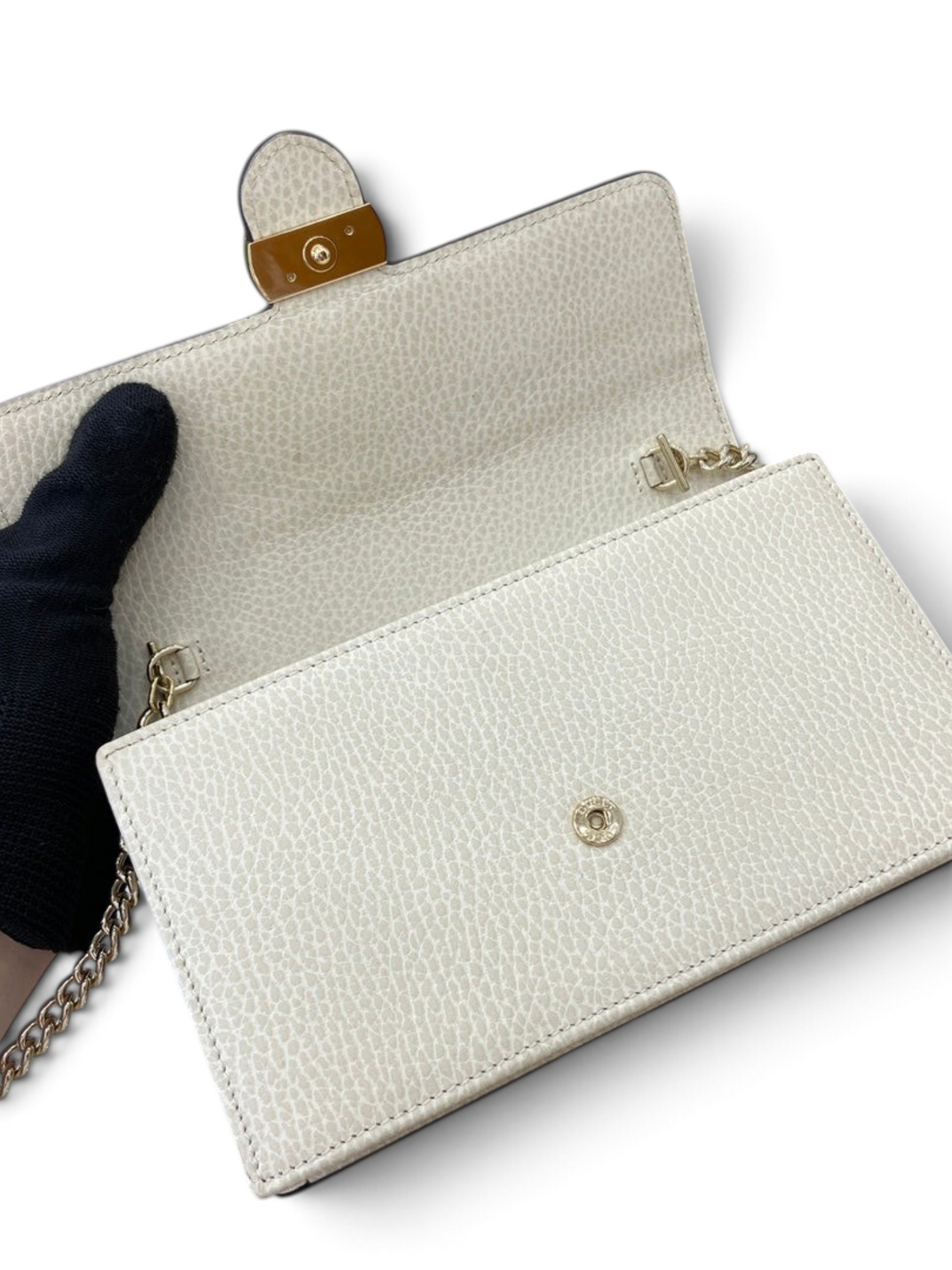SWORD LUXURY Blondie mini çanta, krem rengi dokulu deri, altın rengi zincir askı ve manyetik kapak detaylı iç görünüm.
