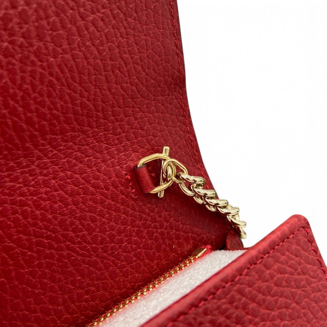 SWORD LUXURY Blondie Mini Bag, kırmızı dokulu deri detaylı, altın zincir askılı ve zarif metal aksamlı çanta.