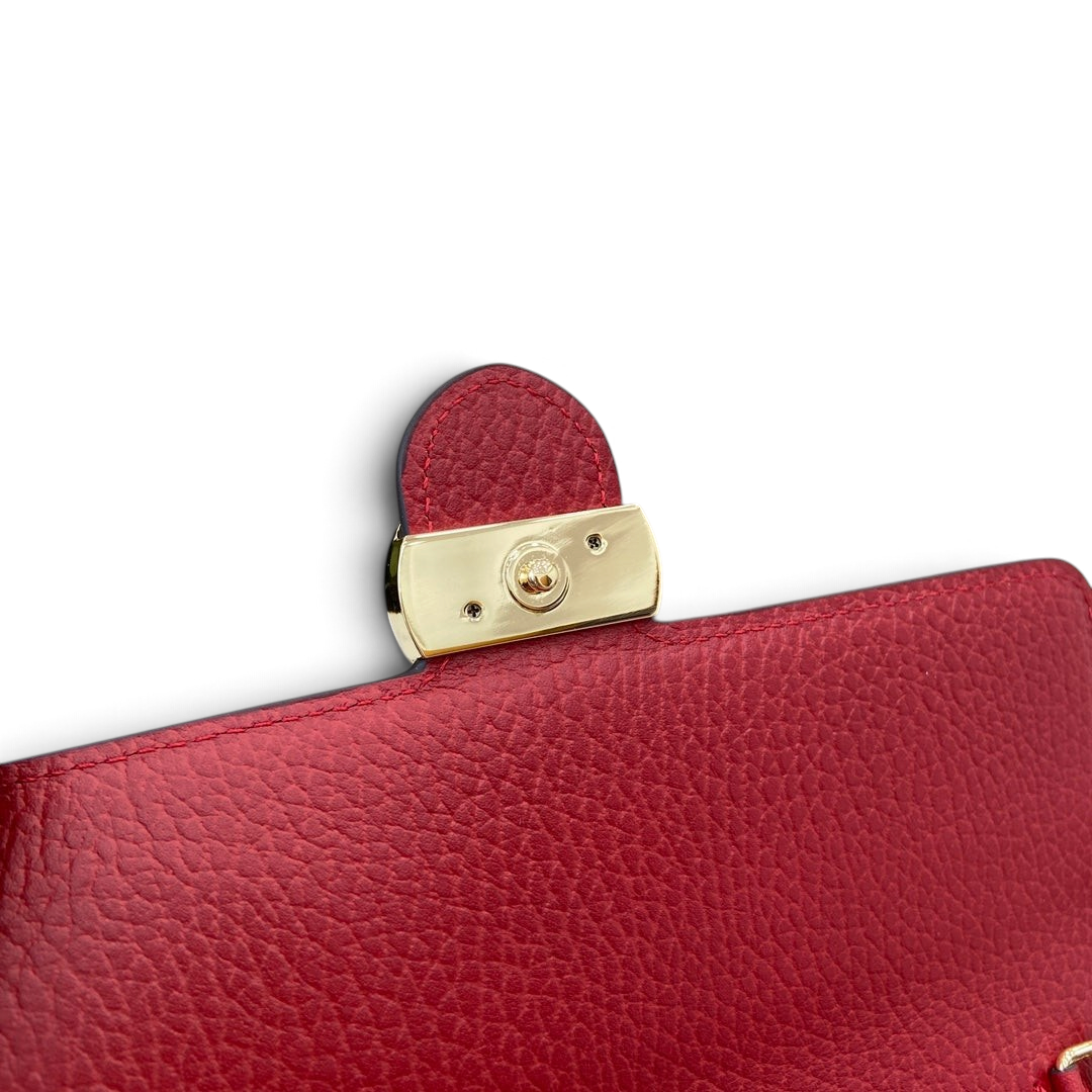 SWORD LUXURY Blondie Mini Bag, kırmızı dokulu deri detaylı ve altın renkli metal kilitli şık tasarım.