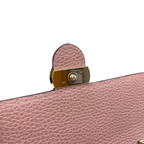 SWORD LUXURY Blondie Mini Bag, pembe dokulu deri detaylı, altın renkli metal kilit mekanizmalı şık tasarım.