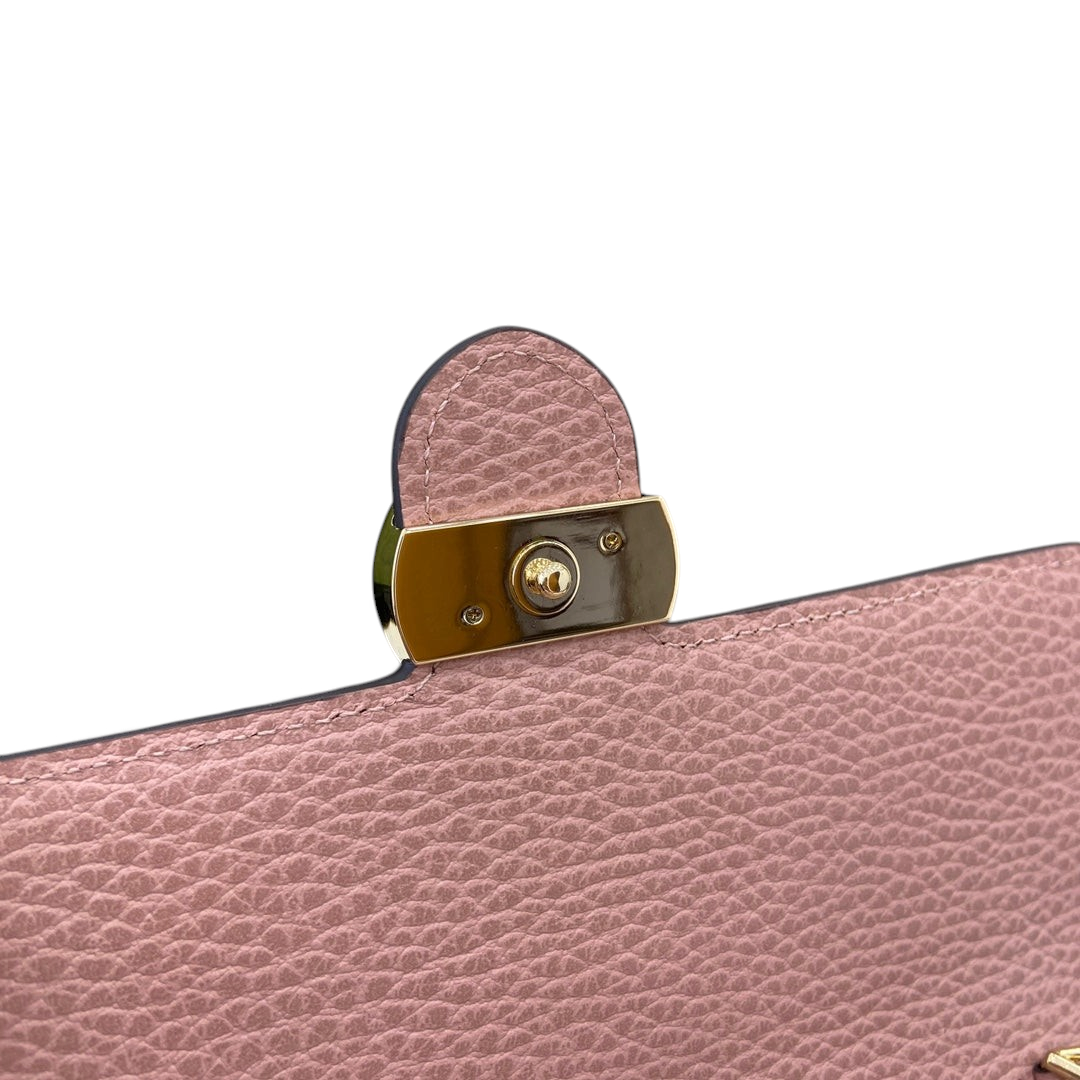 SWORD LUXURY Blondie Mini Bag, pembe dokulu deri detaylı, altın renkli metal kilit mekanizmalı şık tasarım.