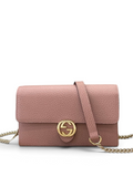 SWORD LUXURY Blondie pembe dokulu deri mini çanta, altın GG logolu ve zincir askılı, toz torbası üzerinde sergileniyor.