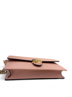 SWORD LUXURY Blondie pembe dokulu deri mini çanta, altın GG logolu ve zincir askılı, yan profil görünümü.