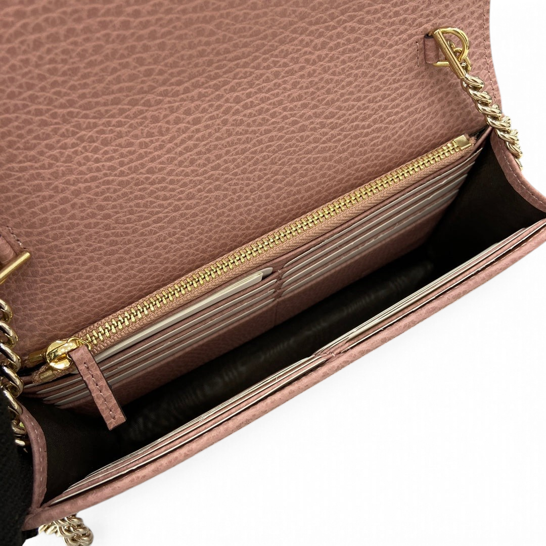 SWORD LUXURY Blondie Mini Bag, pembe dokulu deri iç kısım, altın fermuarlı cep ve kart bölmeleri ile detaylandırılmış.