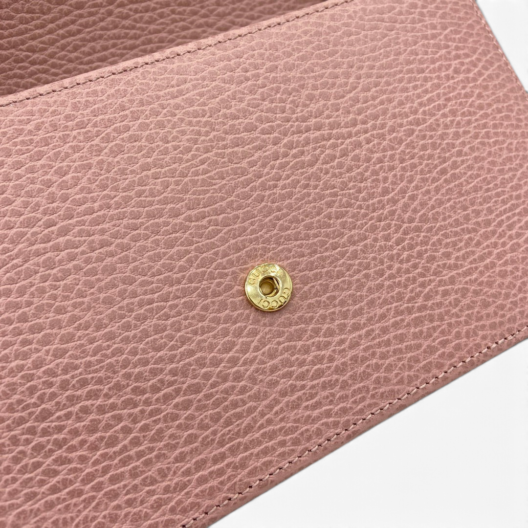 SWORD LUXURY Blondie mini çanta, pembe dokulu deri yüzeyi ve altın rengi metal çıtçıt detayı ile yakından görünüm.