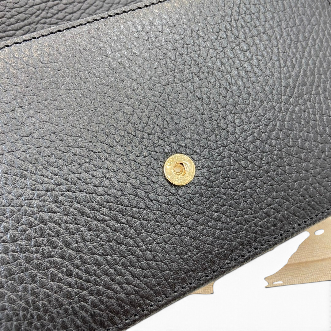 SWORD LUXURY Blondie Mini Bag, siyah dokulu deri detaylı ve altın renkli metal çıtçıt kapamalı şık tasarım.