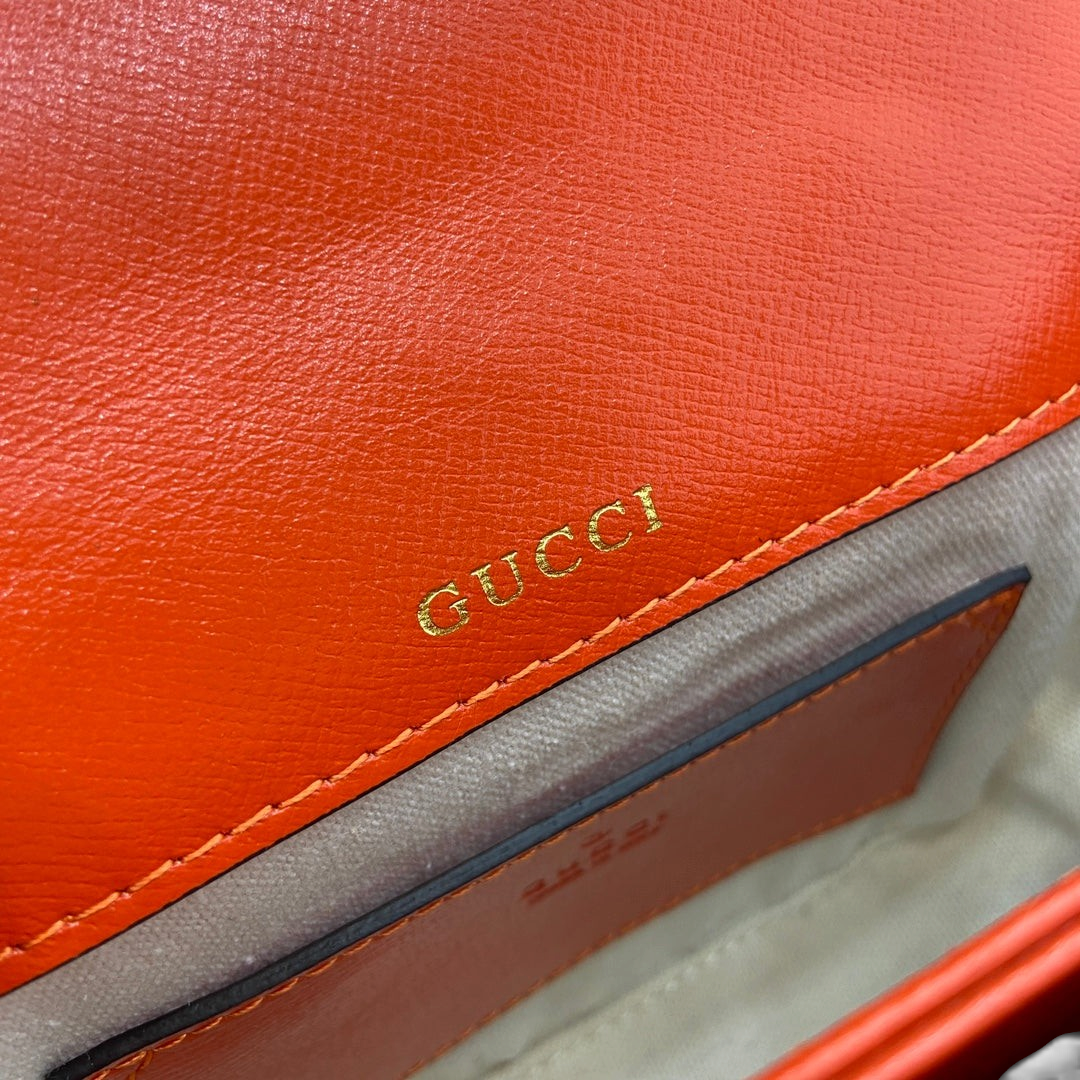 SWORD LUXURY Horsebit 1955 mini çanta iç detayı, turuncu deri dokusu ve altın rengi Gucci logosu.