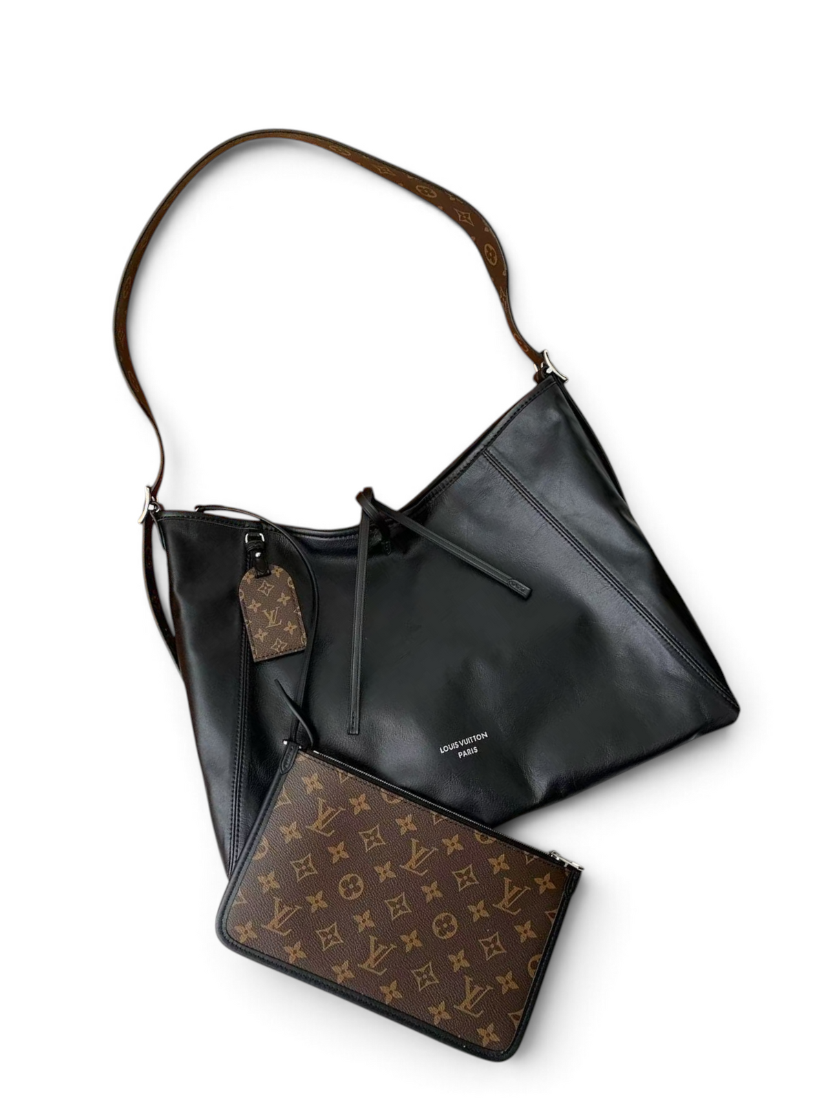 SWORD LUXURY Louis Vuitton CarryAll siyah deri omuz çantası, monogram kanvas detaylı ve orijinal kutusuyla birlikte.