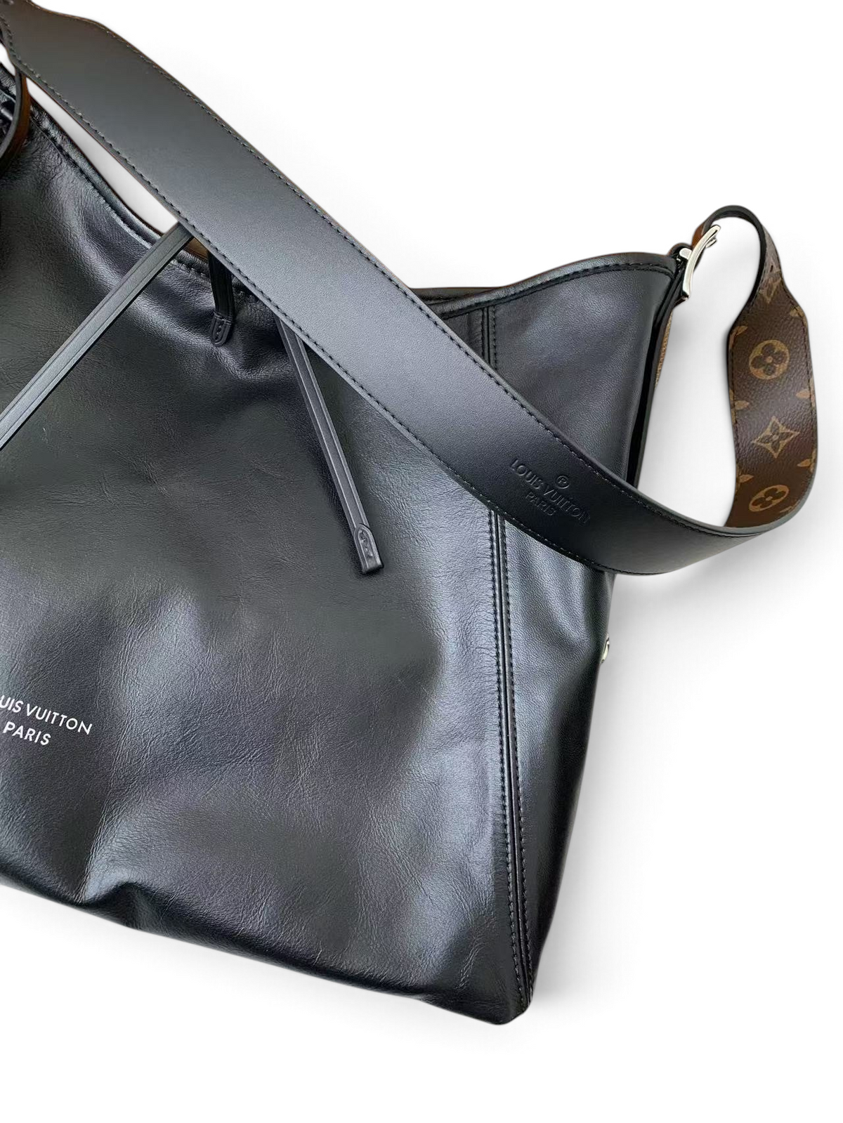 SWORD LUXURY Louis Vuitton CarryAll siyah deri omuz çantası, monogram kanvas askı ve gümüş tonlu zincir detaylı.