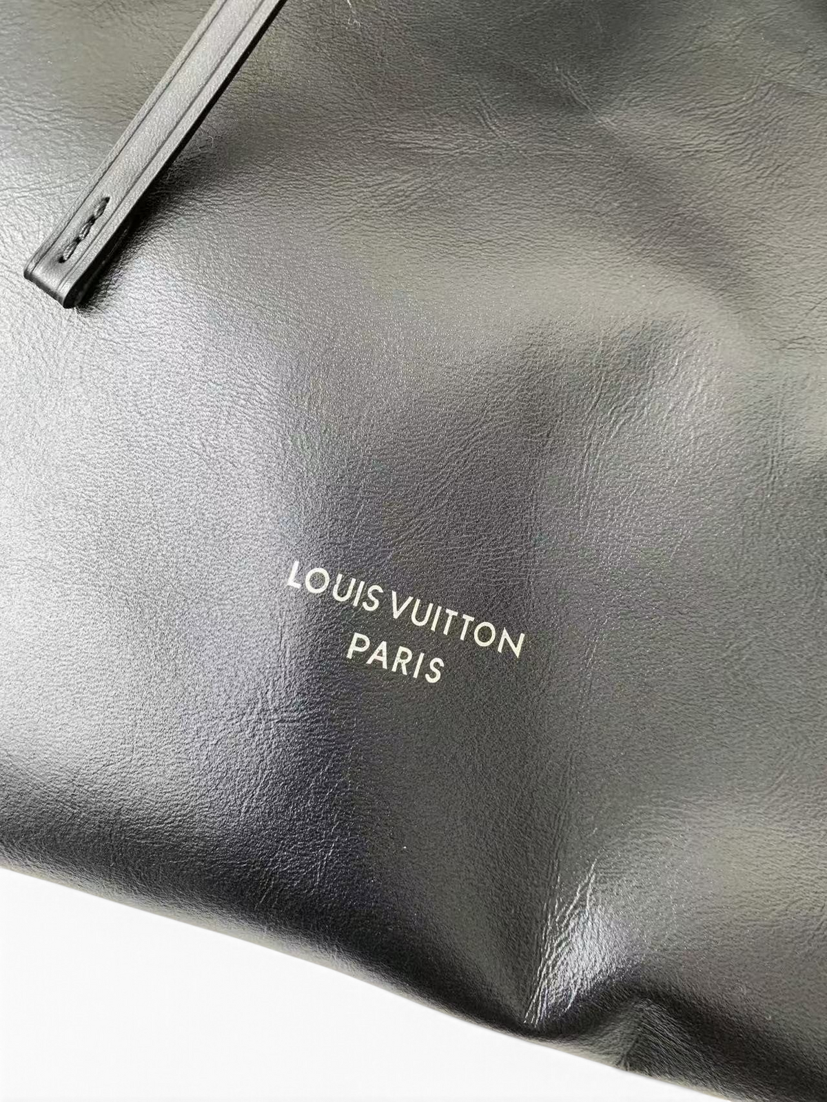 SWORD LUXURY CarryAll siyah deri omuz çantasının üzerinde gümüş renkli Louis Vuitton Paris logosu detayı.