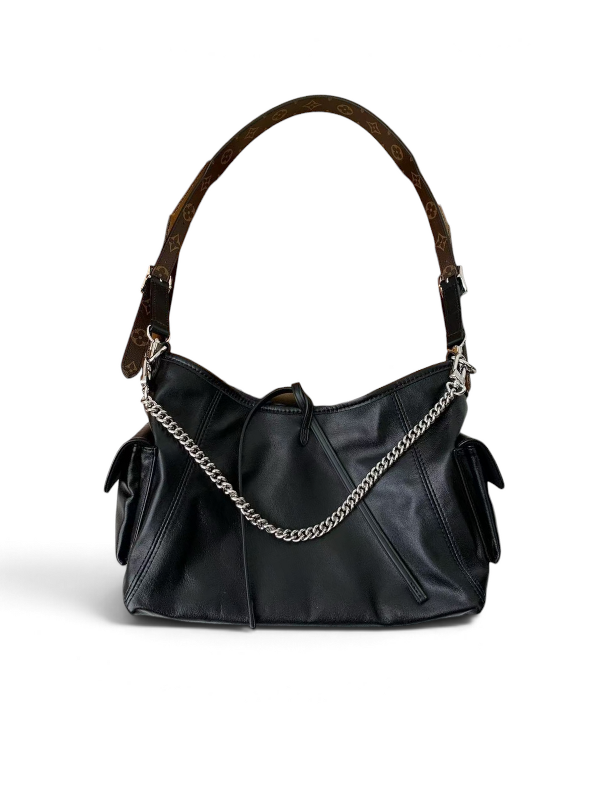 SWORD LUXURY siyah deri carryall çanta, gümüş zincir detaylı ve ikonik monogram desenli omuz askılı, kutusuyla birlikte.