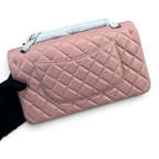 SWORD LUXURY marka, elmas kapitone desenli, lila rengi, arkadan görünümlü, deri Chanel Classic Double Flap çanta.