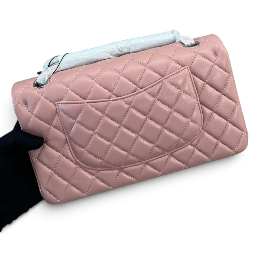 SWORD LUXURY marka, elmas kapitone desenli, lila rengi, arkadan görünümlü, deri Chanel Classic Double Flap çanta.