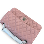 SWORD LUXURY imzalı, lila rengi kapitone kuzu derisi Chanel Classic Double Flap çanta, ikonik CC kilit detaylı.