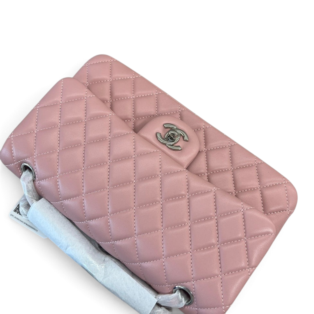 SWORD LUXURY imzalı, lila rengi kapitone kuzu derisi Chanel Classic Double Flap çanta, ikonik CC kilit detaylı.